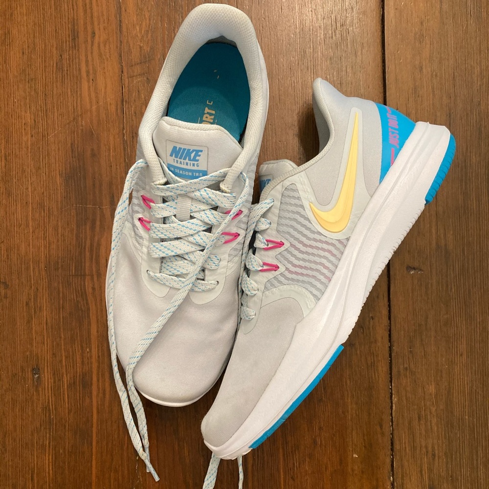 Nike women’s size 7 training TR8 shoes